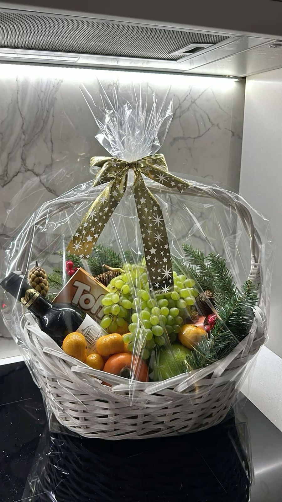 Корзина со сладостями «Фруктовое Изобилие»